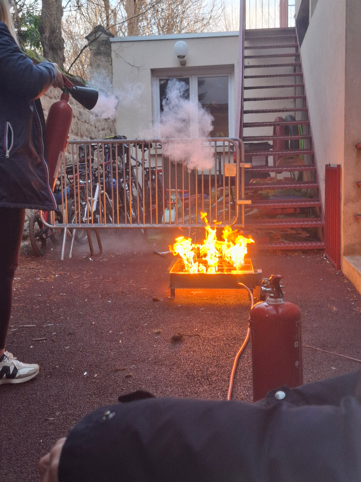 Equipier de Première Intervention Incendie - Guide-fille serre-file + Manipulation d'extincteur sur bac à feu